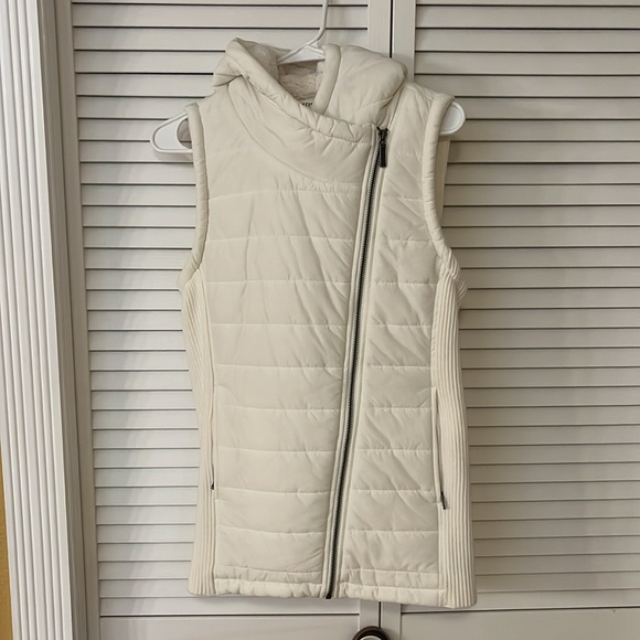 Artisan Ny Jackets & Blazers - Artisan NY Hooded Quilted Vest jacket